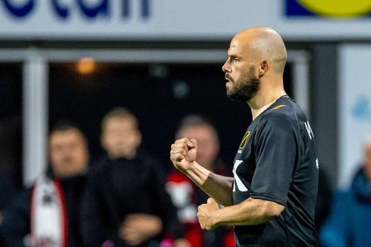 Lex Immers over de 'bijna-vechtpartij' tussen fans van FC Emmen en NAC-spelers: 'Er werden wat dingen gegooid'