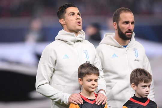 🎥 | Jonge mascotte doet dab in de Champions League