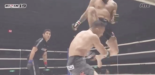 KOEKOEK! MMA'er Patricky Freire KO'd Japanse opponent met vliegende knie (video)