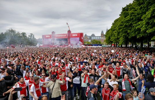 Wat een verschil: City viert titel in trieste sfeer, gekkenhuis in Amsterdam bij huldiging Ajax (video)