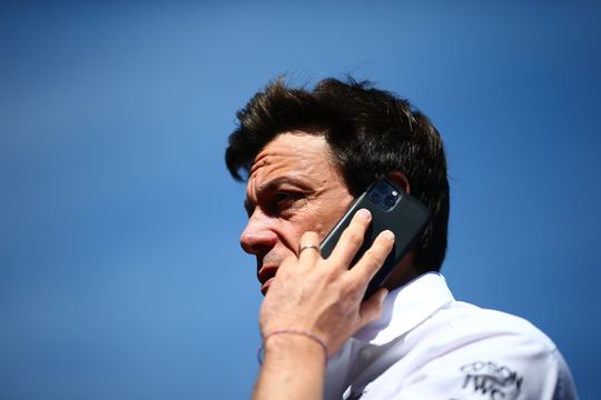 🎥📩 | Toto Wolff belt na crash tussen Hamilton en Verstappen meteen met de FIA: 'E-mail gezien?'