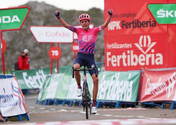 Carthy wint monsterlijke etappe op de Angliru, Carapaz pakt leiderstrui af van Roglic