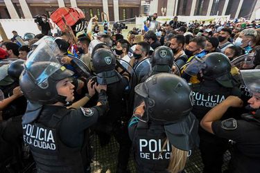 Pleuris rond paleis waar lichaam Diego Maradona ligt: rellen met de politie