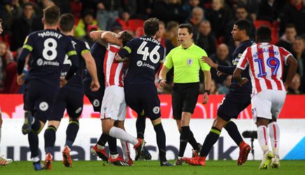 Derby County-speler doet 'Suarezje' en krijgt flinke schorsing (video)