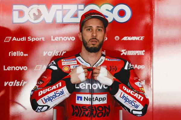 MotoGP-coureur Dovizioso crasht en breekt sleutelbeen