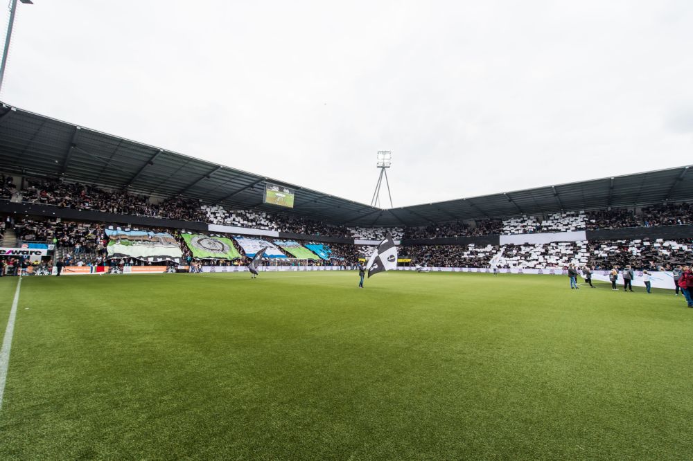 LOL! Heracles krijgt flinke haatreacties op nieuwe kunstgrasmat