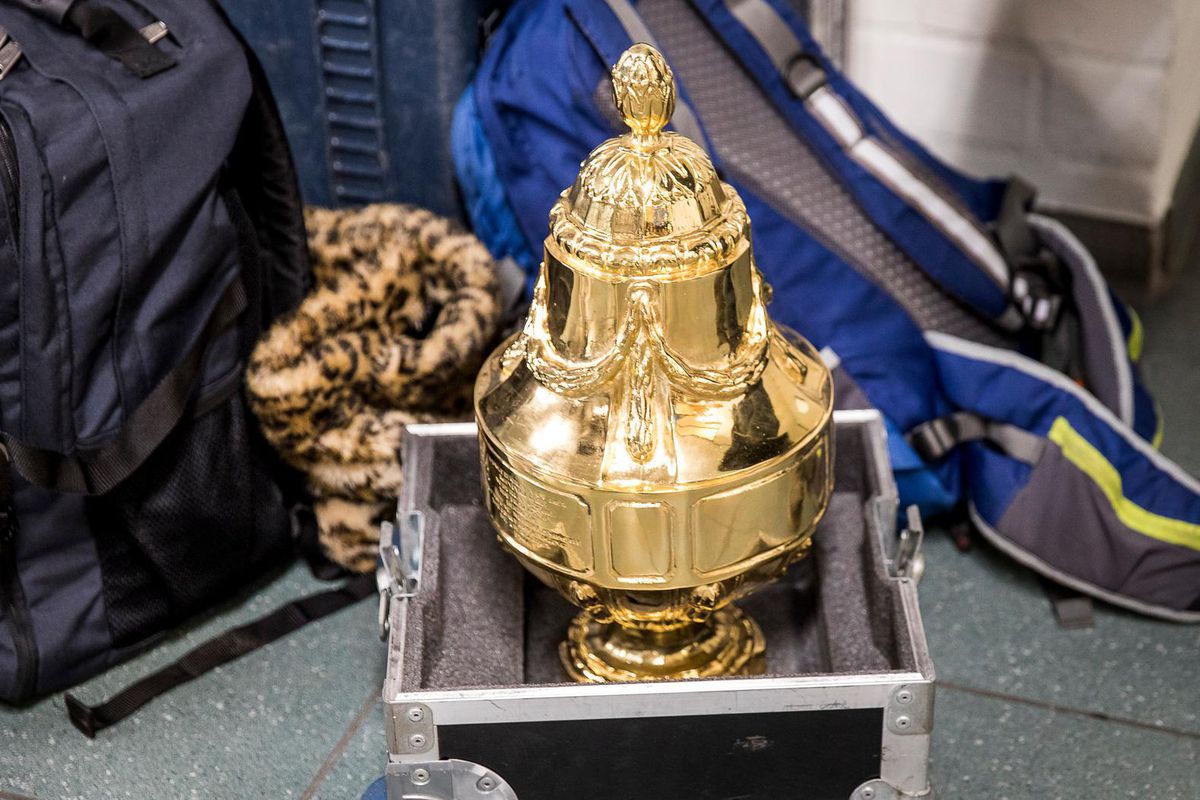 Gouden KNVB-beker te zien in de steden van de halve finalisten