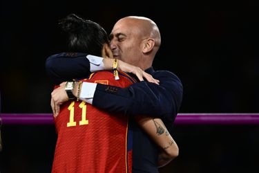 3 jaar schorsing! FIFA schorst Luis Rubiales na ongewenste kus aan Jennifer Hermoso