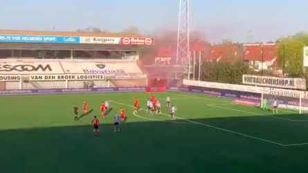 🎥 | 'Vuurwerk' bij Helmond Sport: Rookbommetjes leggen KKD-derby kort stil