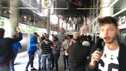 Gekkenhuis in Rotterdam, supporters over de hekken (video)