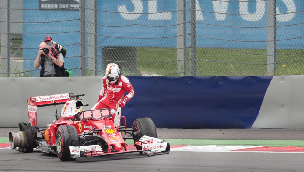 Video's: Vettel valt uit met klapband, drama Mercedes