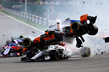 Enorme crash bij start GP van België: Hülkenberg laat Alonso vliegen, 3 coureurs OUT! (video)