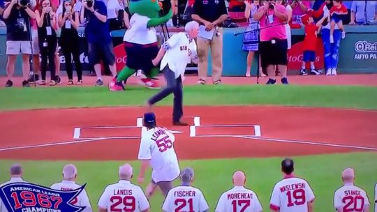 1e worp voor MLB-duel belandt op ballen van de fotograaf (video)