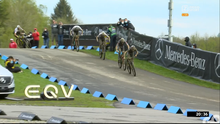 🎥 | Check hier hoe Mathieu van der Poel een waanzinnige sprint op de mountainbike wint