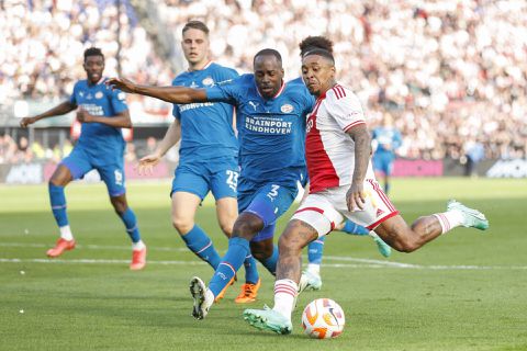 Dit is zondag de scheidsrechter bij PSV - Ajax