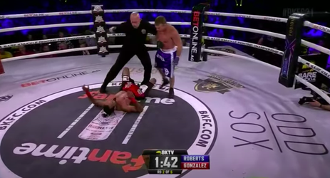 🎥 | Blote vuisten-bokser Ryan Roberts slaat Jorge Gonzalez KIEZELHARD KO!