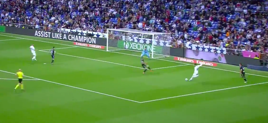 WOW! Bale stuurt tegenstander het bos in en pegelt hard raak (video's)