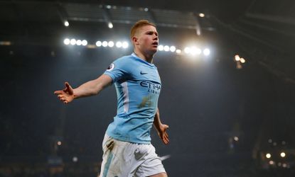 Manchester City heeft ook met Spurs totaal geen moeite en pakt 16e zege op rij (video's)