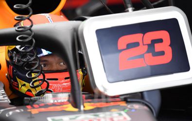 Albon laat racehart zien bij heerlijk duel met Sainz (video)