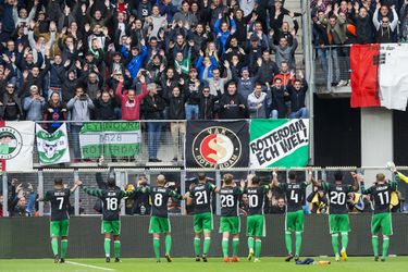 Feyenoord-fan gestraft die expres vlag omhoog hield om vuurwerk te verstoppen