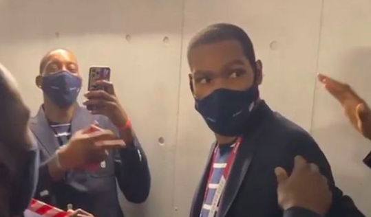 🎥 | Awkward: Team USA zingt 'Happy Birthday' voor Kevin Durant, maar hij is helemaal niet jarig