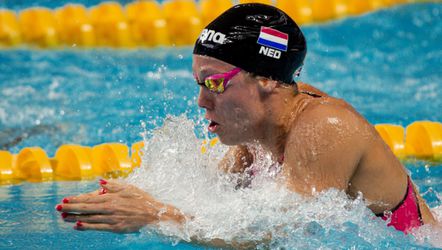 Zwemster Moniek Nijhuis houdt de Russen scherp in de gaten