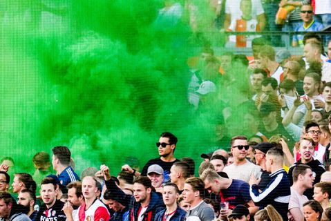 Mark Rutte loopt te mauwen over supporters die op een hoopje zitten in voetbalstadions