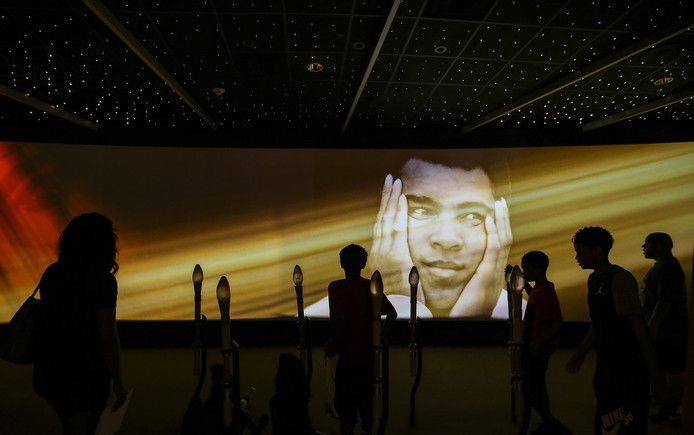 Zoon Muhammad Ali uren vastgehouden op vliegveld
