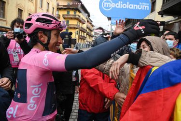 Dikke voorsprong voor Bernal na nieuwe zege: 'Uit respect voor de roze trui'