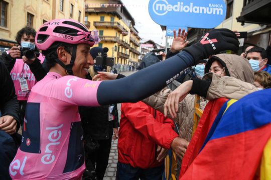 Dikke voorsprong voor Bernal na nieuwe zege: 'Uit respect voor de roze trui'