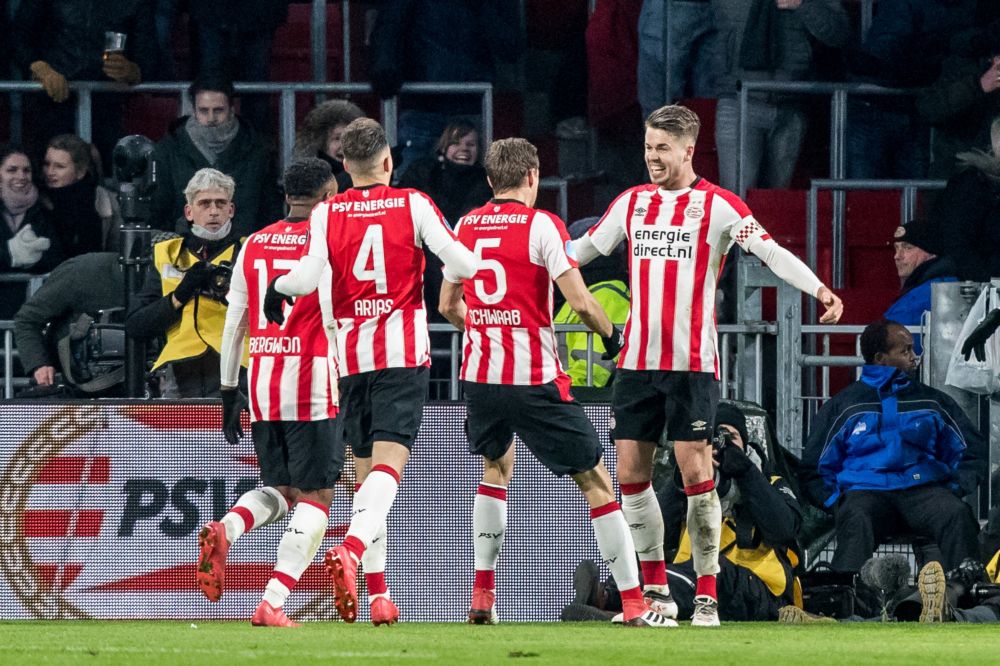 PSV wint na rode kaart Seuntjens ruim van VVV (video's)