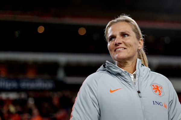 Oranje Leeuwinnen dreigen succescoach Sarina Wiegman kwijt te raken