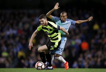 Aanvoerder Huddersfield stopt 4 dagen voor Premier League-start met voetballen