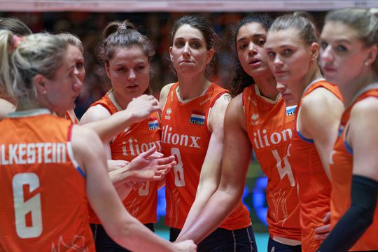 🎥 | Stunt van jewelste: Nederlandse volleybalsters verslaan wereldkampioen Servië