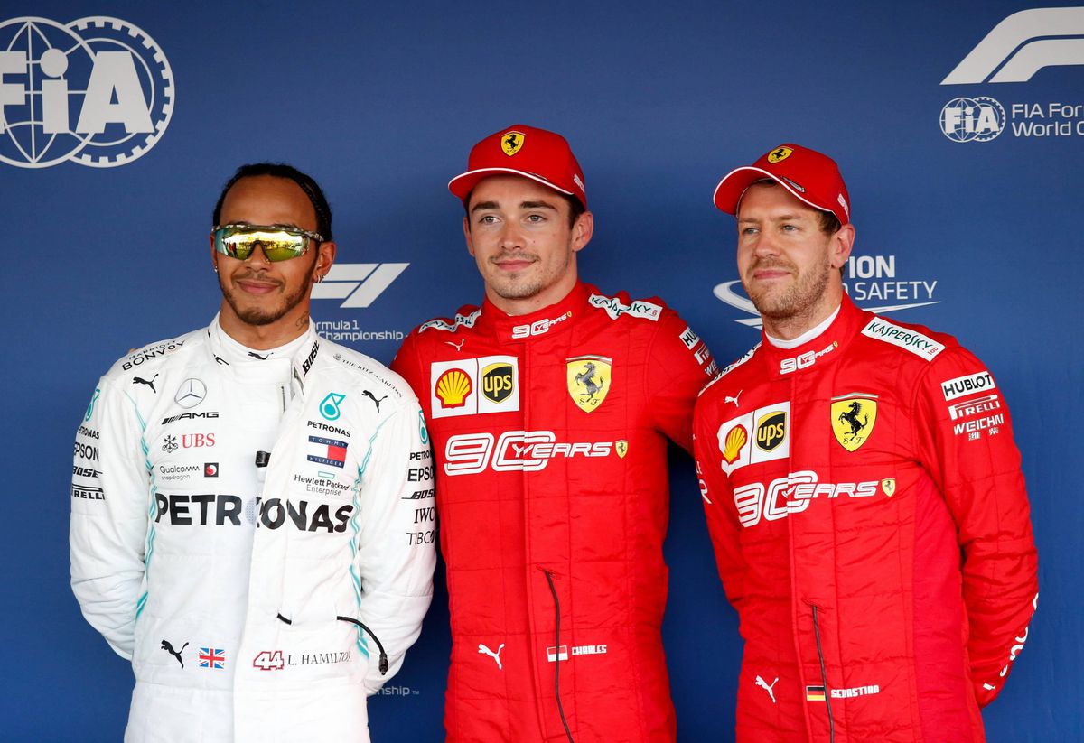 Hamilton ziet machtswisseling bij Ferrari: ‘Niet Vettel, maar Leclerc is daar de kopman’