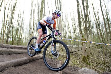 Primeur in wereldbeker voor mountainbikester Anne Terpstra na zege in Andorra (video)