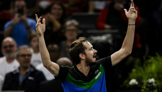 🎥​ | Daniil Medvedev komt met smoes voor middelvinger: 'Keek naar mijn nagels'