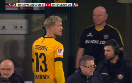 Voormalig Utrecht-spits Simon Makienok krijgt 6 minuten na invalbeurt directe rode kaart