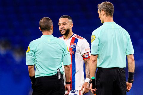 Memphis Depay boos en verdrietig na laatste wedstrijd: ‘Heel triest om zo te stoppen bij Lyon’