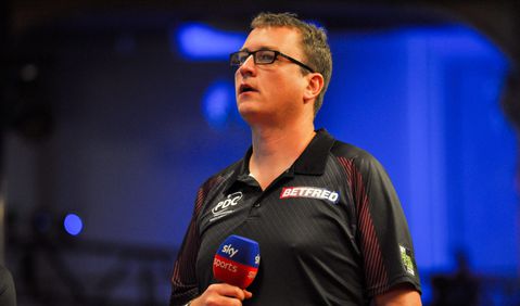 🎥🤣​| WK darts-mastercaller Kirk Bevins irriteert vriendin door ook thuis te brullen