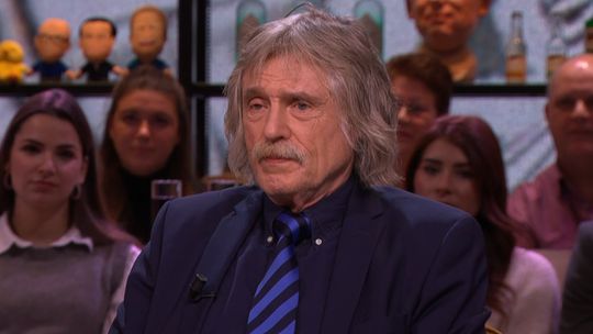 🎥 | Johan Derksen keek geïrriteerd naar stippen-actie van Ajax: 'Allemaal voor de bühne'