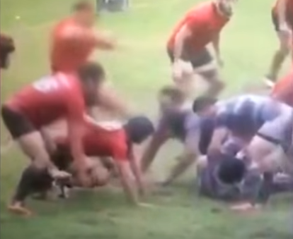 Levenslange schorsing hangt gestoorde rugbyspeler boven hoofd na trap op kin (video)