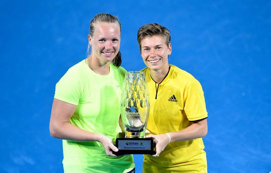Snikkende Kiki Bertens en Demi Schuurs geven verslagen Frans dubbel trap na: 'Rekening stond nog open'