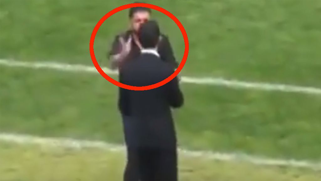Geniale gek Gattuso geeft assistent een mep (video)