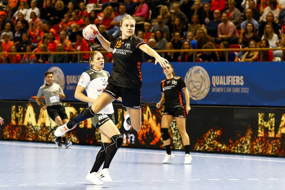 Handbalvrouwen gaan vliegend van start in EK-kwalificatie: Wit-Rusland opgerold
