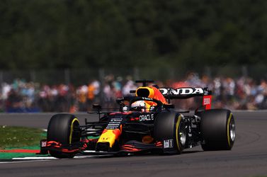 🎥 | WOW! Max Verstappen zet Lewis Hamilton te kijk en pakt P1 over na start sprintrace