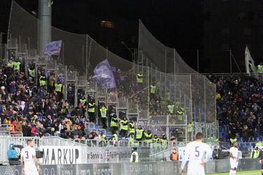 Schandalig! Groepje Fiorentina-'fans' roept 'sterf!' naar man die op tribune voor zijn leven vocht