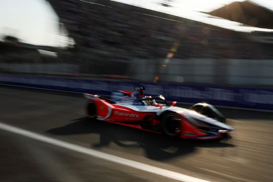 Gestoord! Formula E-coureur Wehrlein ziet zege uit handen glippen op de finishlijn (video)