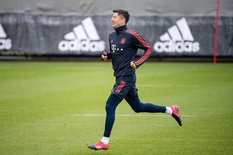 Robert Lewandowksi traint weer op het veld