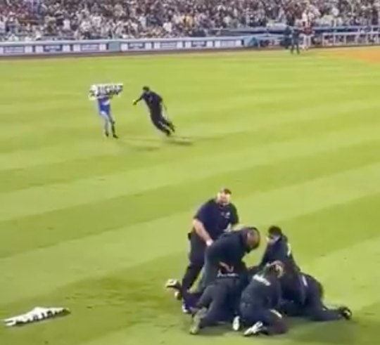 🎥 | Protesterende veldbestormers bij LA Dodgers hardhandig aangepakt door beveiligers